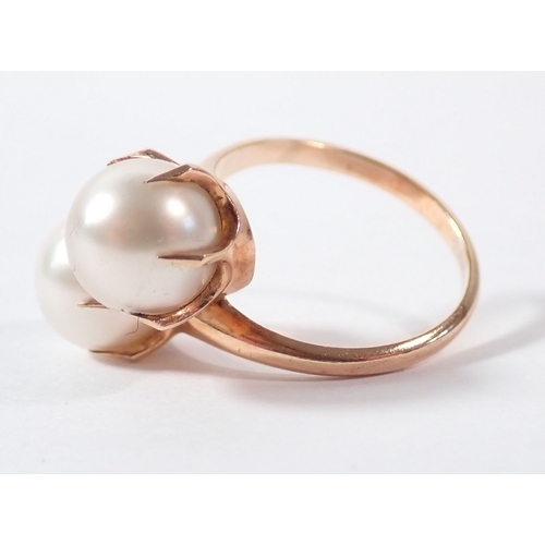 233 - A 9 carat gold 'toi et moi' pearl ring, unmarked but tested, size L, 4.2g