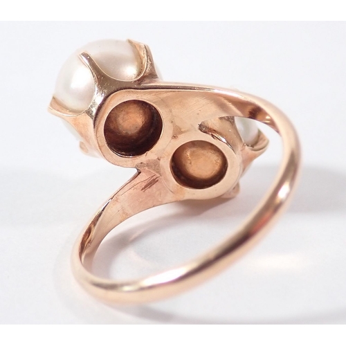 233 - A 9 carat gold 'toi et moi' pearl ring, unmarked but tested, size L, 4.2g