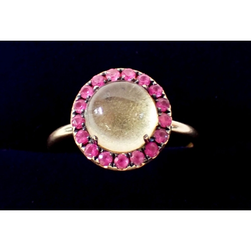 257 - An 18ct gold ring set cabochon lemon quartz with pink sapphire halo by Rosa De La Cruz, size M 2.6g