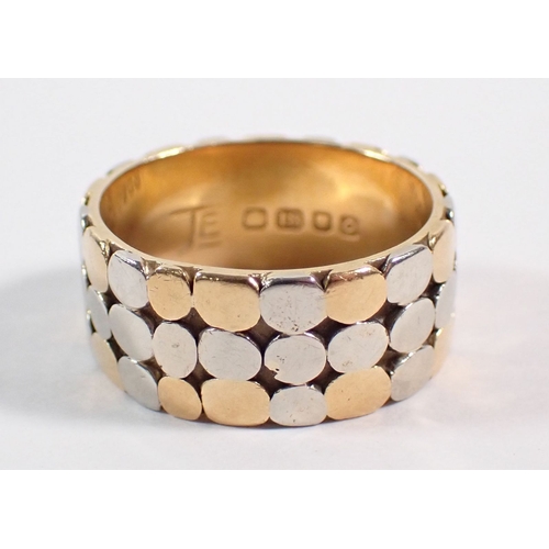 259 - An 18 carat white and yellow gold gents wedding band, size Q to R, 13g