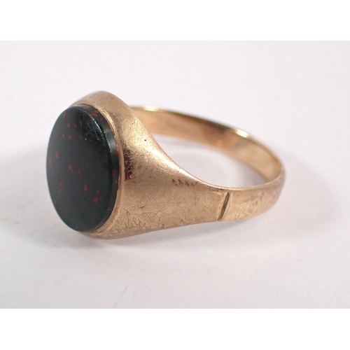 268 - A 9 carat gold gents signet ring set bloodstone, size R, 3g