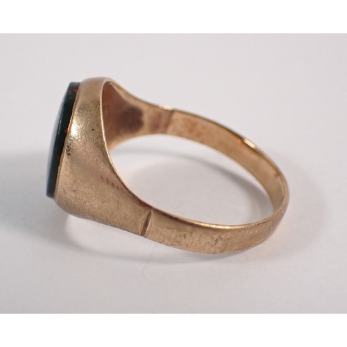 268 - A 9 carat gold gents signet ring set bloodstone, size R, 3g