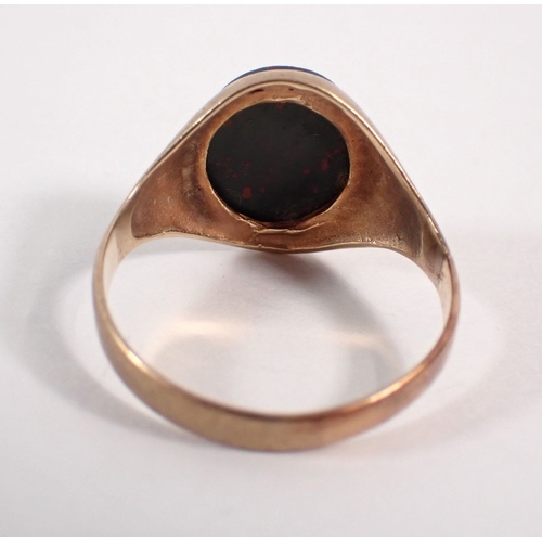 268 - A 9 carat gold gents signet ring set bloodstone, size R, 3g