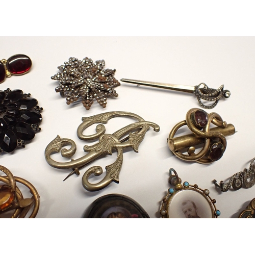 363 - A collection of antique and later brooches and pins including cameos, mourning brooches etc.