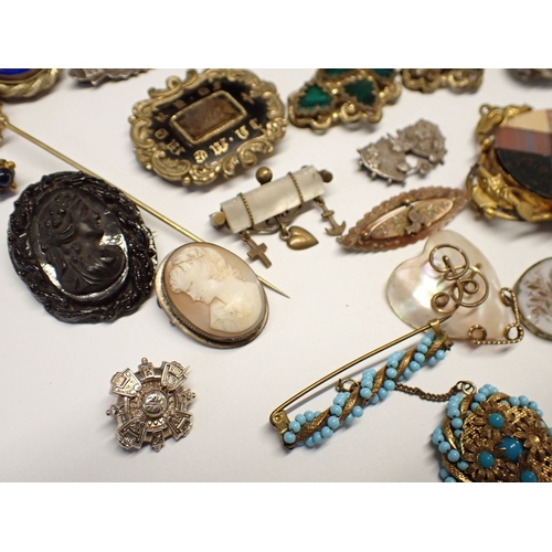 363 - A collection of antique and later brooches and pins including cameos, mourning brooches etc.