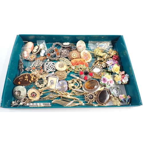372 - A collection of costume jewellery brooches