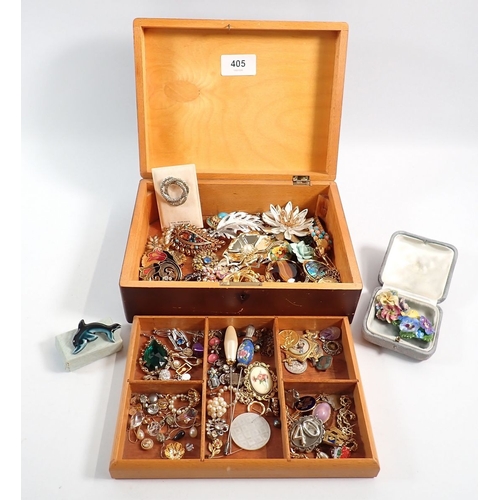 405 - A box of various costume jewellery including brooches etc.