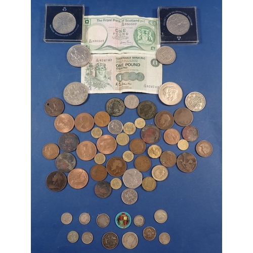 539 - A quantity of British and World coinage, some silver content plus 2x one pound Scottish banknotes Co... 