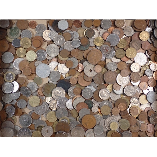 552 - A group of British and World coins and banknotes, predominately 20th Century, including silver conte... 