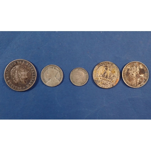 552 - A group of British and World coins and banknotes, predominately 20th Century, including silver conte... 