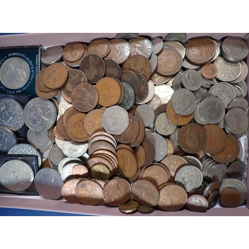556 - A group of British coins to include Victoria-Elizabeth II, pennies, half pennies, sixpences, shillin... 