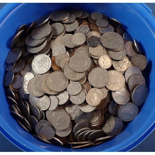 558 - A group of British pre decimal coins including pennies, half pennies, sixpences, shillings etc