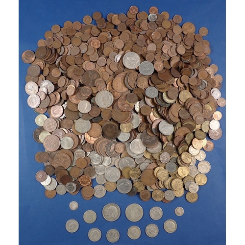 560 - A collection of British coins including pre 1947 .500 silver content half crowns and shillings 71g t... 