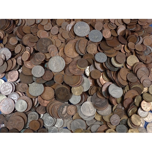 560 - A collection of British coins including pre 1947 .500 silver content half crowns and shillings 71g t... 