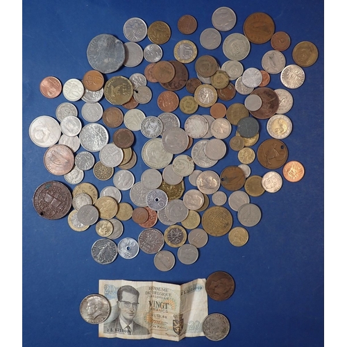 571 - A group of World coins including a Chile one peso 1915 .720 silver coin, USA half dollar 1965 etc