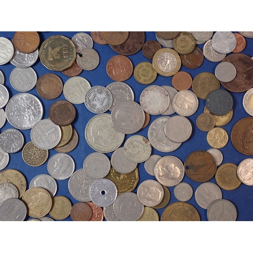 571 - A group of World coins including a Chile one peso 1915 .720 silver coin, USA half dollar 1965 etc