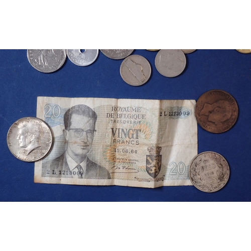571 - A group of World coins including a Chile one peso 1915 .720 silver coin, USA half dollar 1965 etc