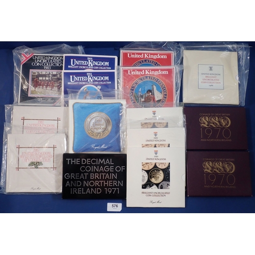 576 - Three coinage of Great Britain and Northern Ireland coin sets 1970 x2, and 1971, plus twelve UK unci... 