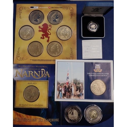 580 - A group of coins and coin sets to include a Royal Mint 1995 silver proof one pound coin, New Zealand... 