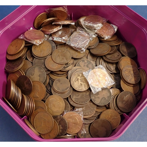 581 - A group of copper / bronze coins mainly pennies, Victoria - Elizabeth II, Heaton and Kings Norton is... 