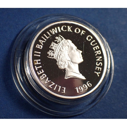 587 - A silver proof 1996 Guernsey £1 coin, 9.4g