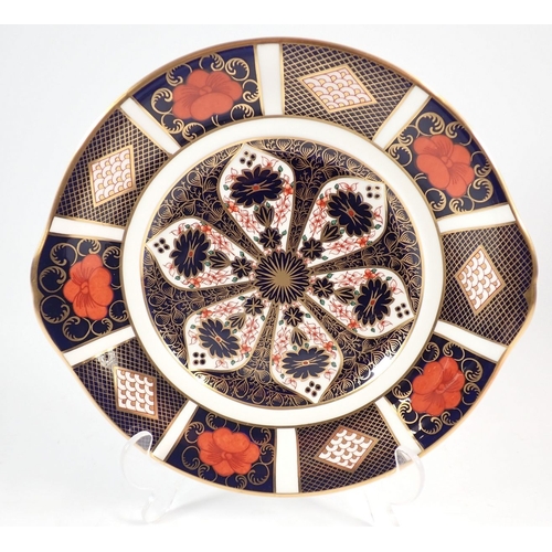 39 - A Royal Crown Derby Imari cake plate and three side plates, 21.5cm diameter