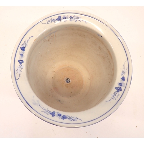 6 - A Chinese blue and white jardiniere decorated flowers, 24cm