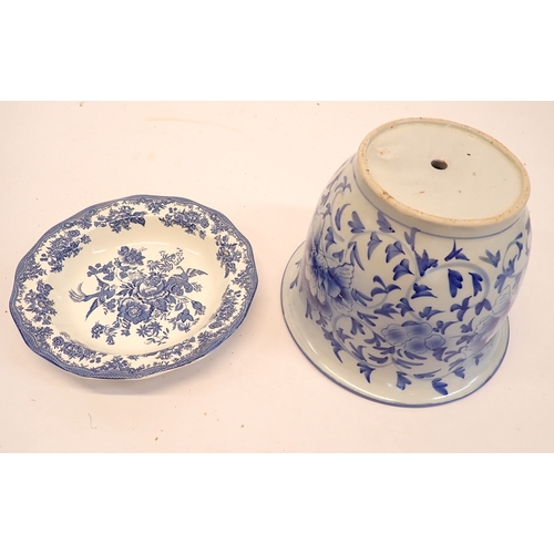 6 - A Chinese blue and white jardiniere decorated flowers, 24cm