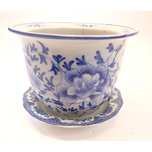 6 - A Chinese blue and white jardiniere decorated flowers, 24cm