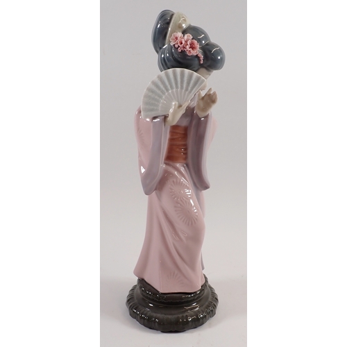 35 - A Lladro figure of a Japanese girl No.4.990, 28cm tall - boxed