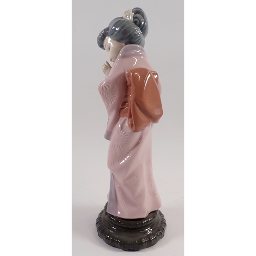 35 - A Lladro figure of a Japanese girl No.4.990, 28cm tall - boxed