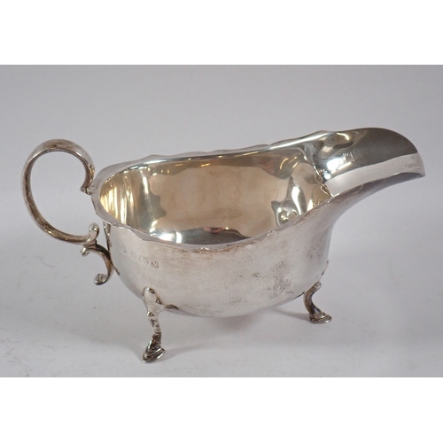 260 - A silver sauce boat, Birmingham 1923, 8cm high, 105g