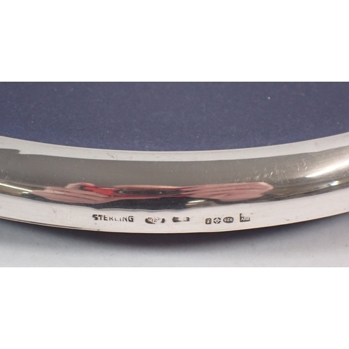 261 - An oval silver photograph frame, 14 x 10.5cm overall