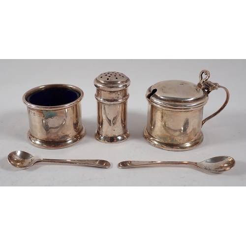 266 - A cased silver three piece cruet set, Birmingham 1940, Adolph Scott, total silver weight 70.5g