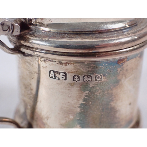 266 - A cased silver three piece cruet set, Birmingham 1940, Adolph Scott, total silver weight 70.5g