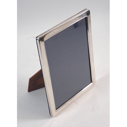 274 - A silver rectangular photograph frame, 20 x 15cm overall