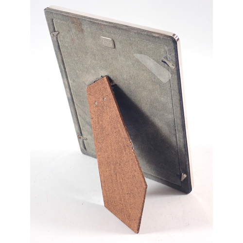 274 - A silver rectangular photograph frame, 20 x 15cm overall