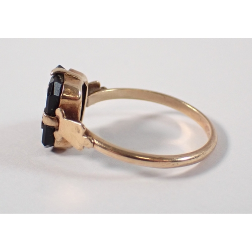 386 - A 9ct gold ring set emerald cut onyx applied gold initial 'L' size N-O, 2g