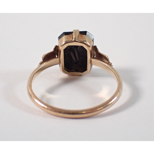 386 - A 9ct gold ring set emerald cut onyx applied gold initial 'L' size N-O, 2g