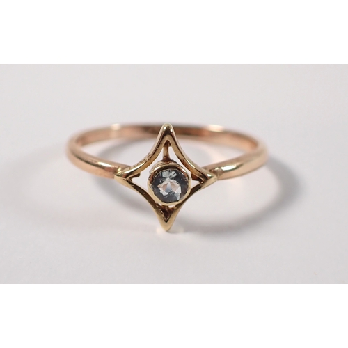 390 - A 9ct gold ring set aquamarine, size R, 1.7g