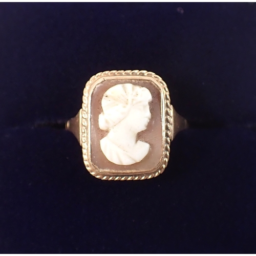 392 - A 9ct gold cameo ring, size J, 2.6g
