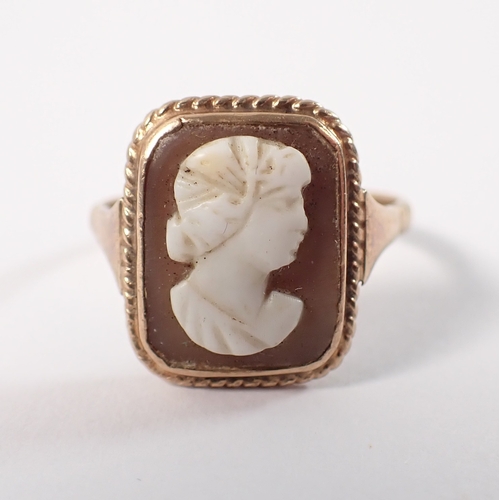 392 - A 9ct gold cameo ring, size J, 2.6g