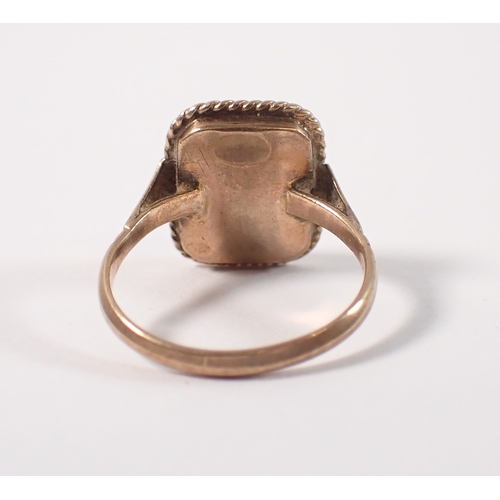 392 - A 9ct gold cameo ring, size J, 2.6g