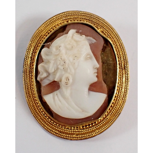 424 - An antique yellow metal cameo brooch, cameo a/f, total length 2.7cm