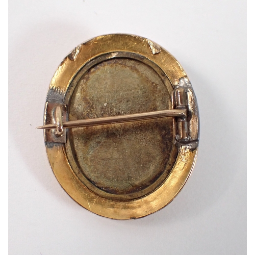 424 - An antique yellow metal cameo brooch, cameo a/f, total length 2.7cm