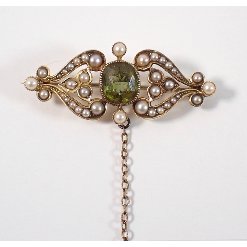 428 - A 15ct gold Edwardian brooch set peridot and seed pearls, in Gieves Ltd box, peridot 8mm L, brooch 3... 