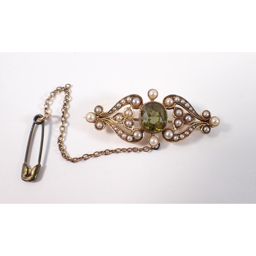 428 - A 15ct gold Edwardian brooch set peridot and seed pearls, in Gieves Ltd box, peridot 8mm L, brooch 3... 