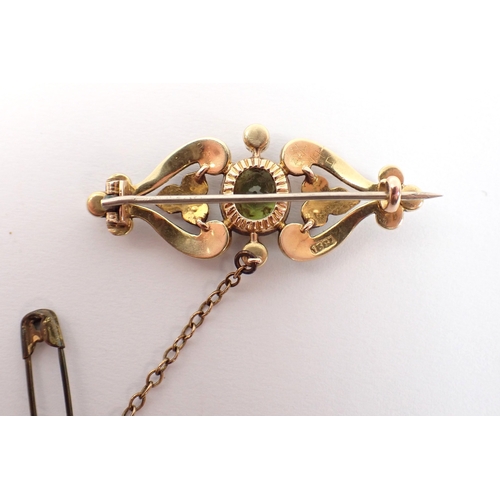 428 - A 15ct gold Edwardian brooch set peridot and seed pearls, in Gieves Ltd box, peridot 8mm L, brooch 3... 