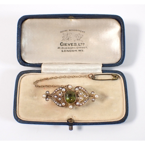 428 - A 15ct gold Edwardian brooch set peridot and seed pearls, in Gieves Ltd box, peridot 8mm L, brooch 3... 