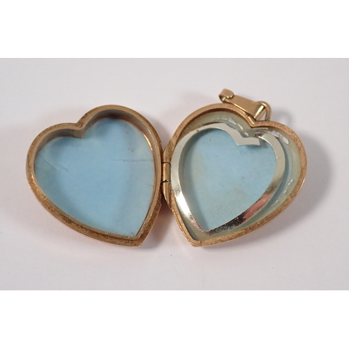 430 - A 9ct gold heart form locket, 2.25cm long, total weight 3.8g